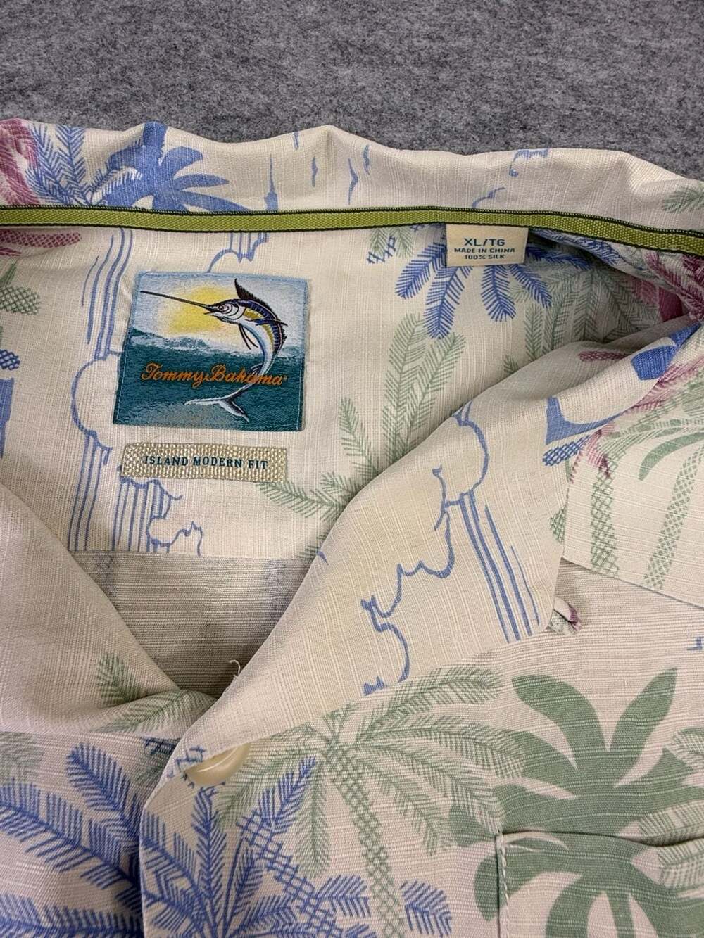 Tommy Bahama Island Modern Fit 100% Silk Palm Tree Print Short Sleeve Shirt - Picture 3 of 6